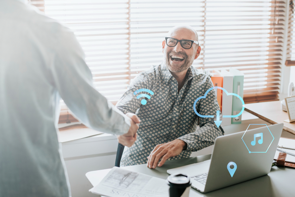 Empresário feliz depois ter ter contratado uma otimização WIFI para sua empresa